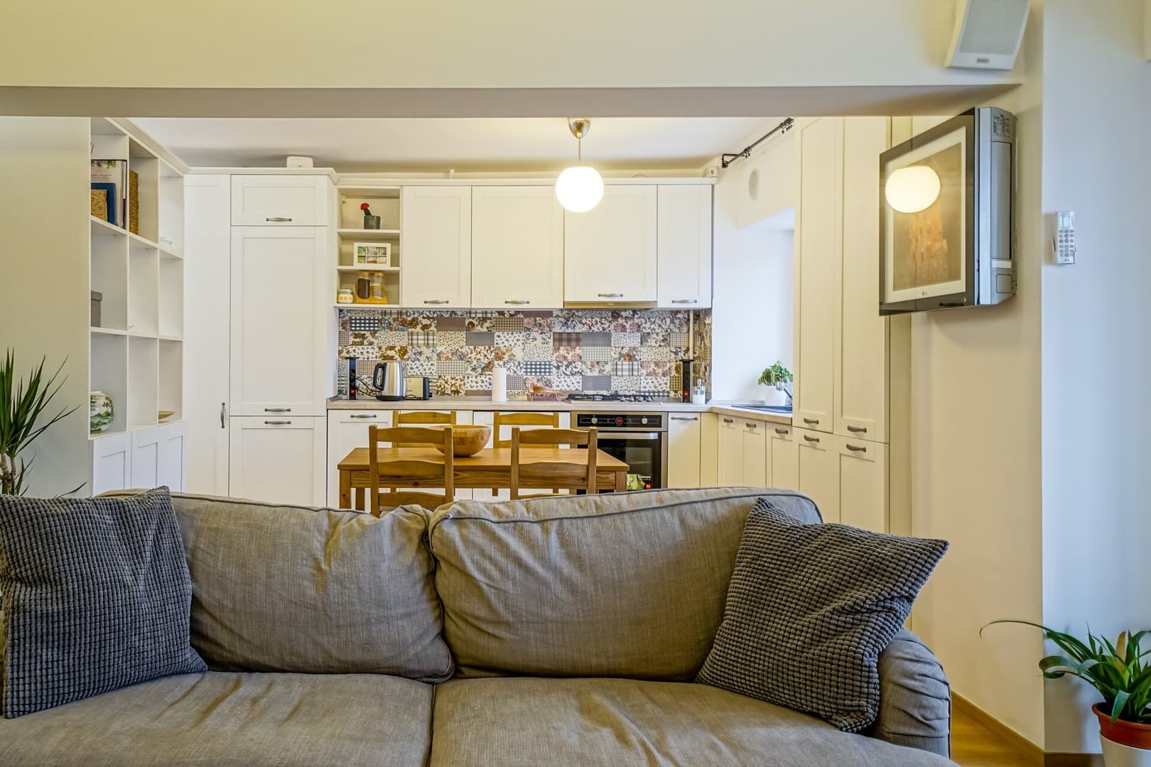 Sunny 1BR by the Athenaeum · Metro 50m · Old Town — 5