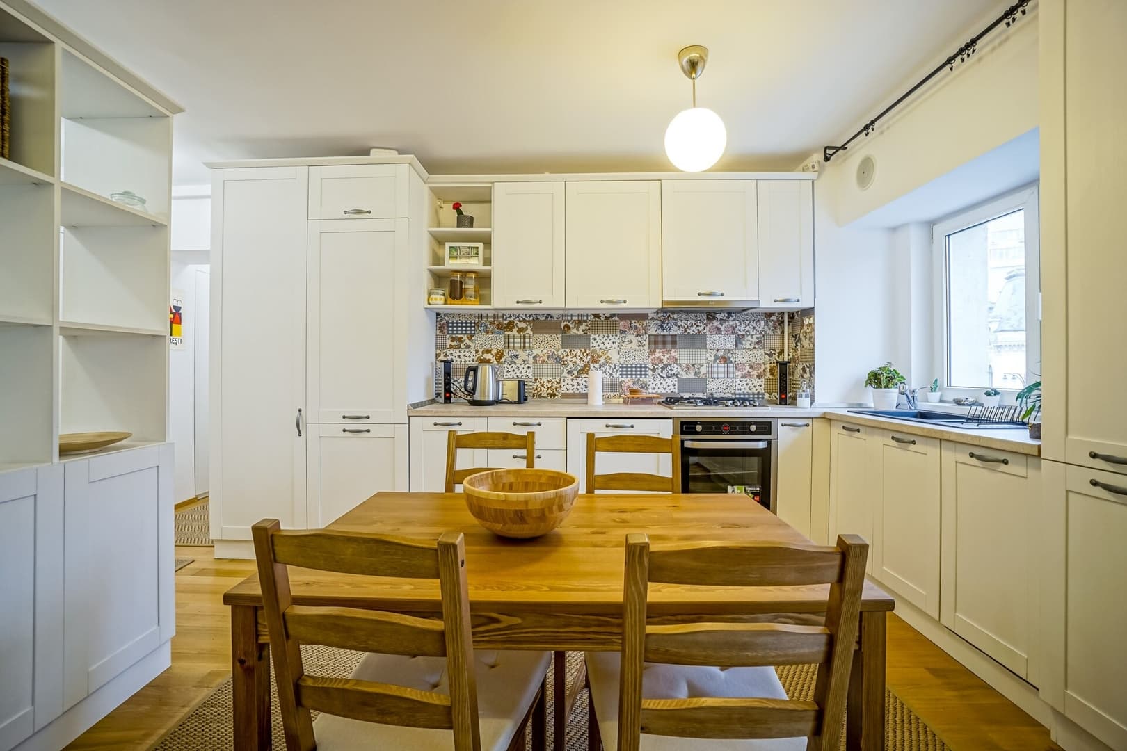 Sunny 1BR by the Athenaeum · Metro 50m · Old Town — 1
