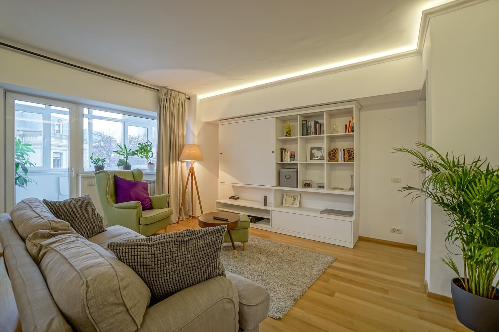 Sunny 1BR by the Athenaeum · Metro 50m · Old Town — 4