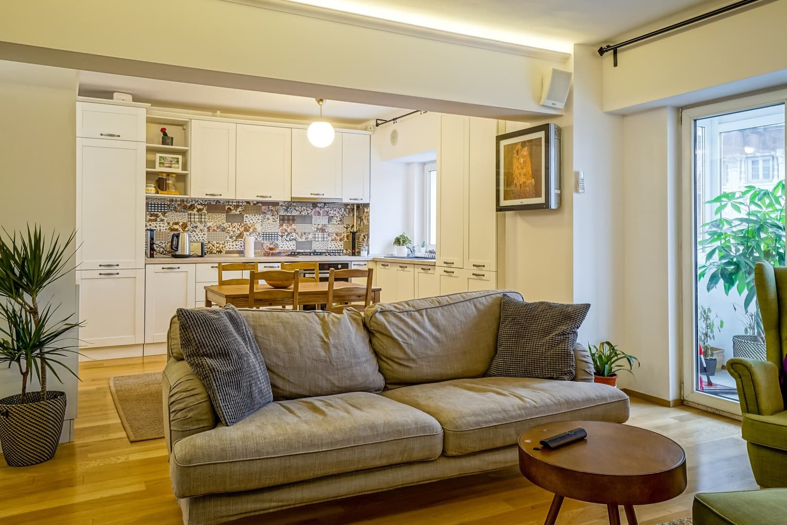 Sunny 1BR by the Athenaeum · Metro 50m · Old Town — 2