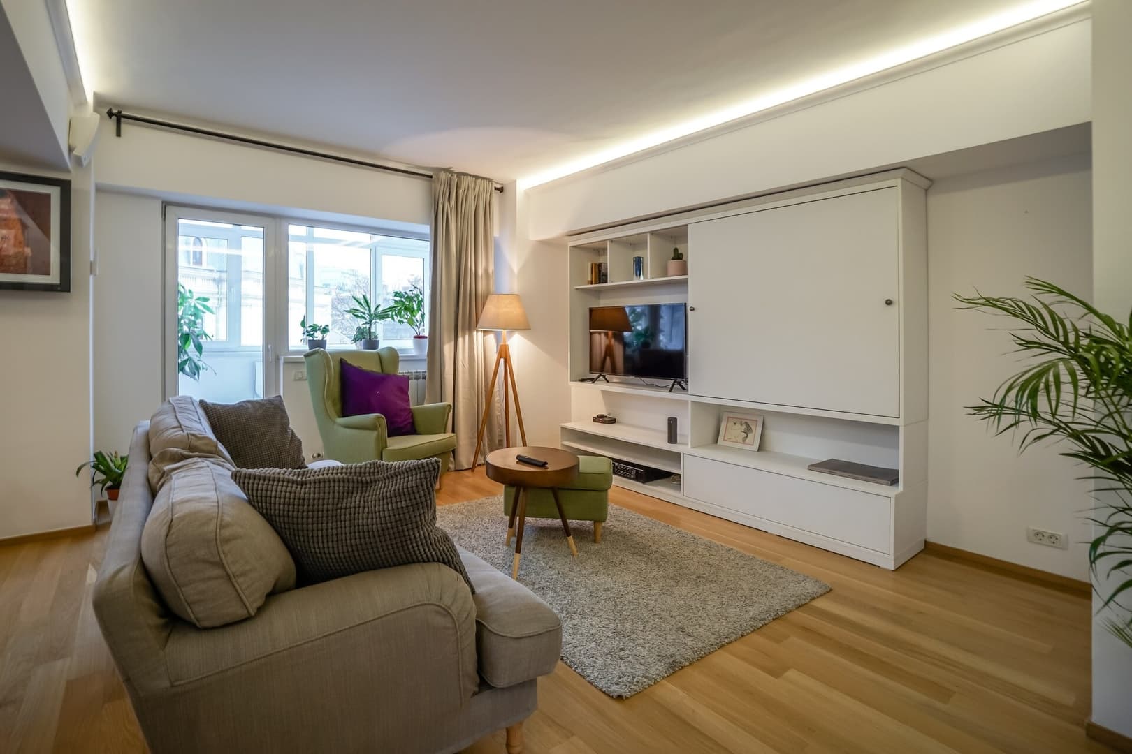 Sunny 1BR by the Athenaeum · Metro 50m · Old Town — 3
